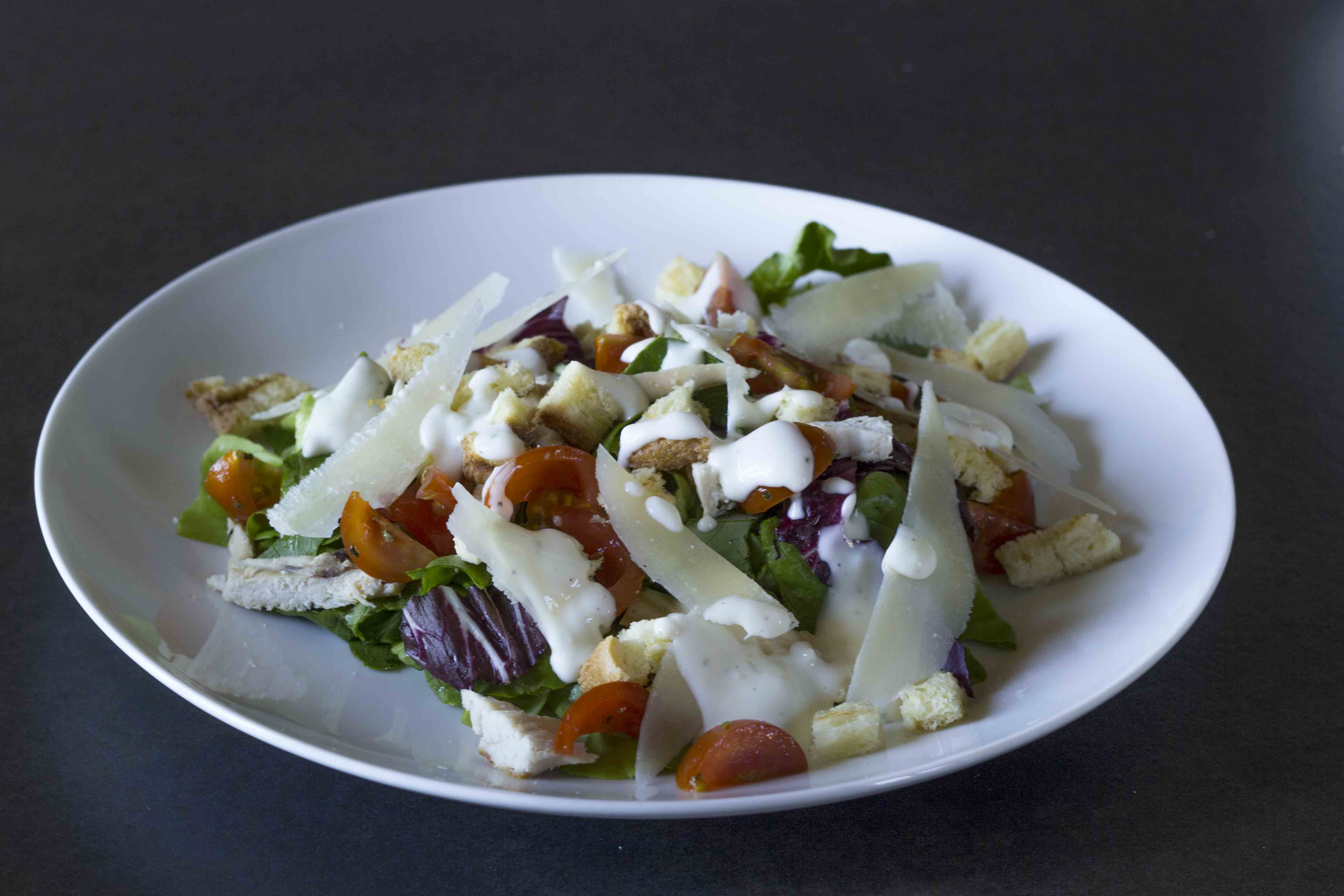 Insalata di pollo con salsa yogurt e pane croccante